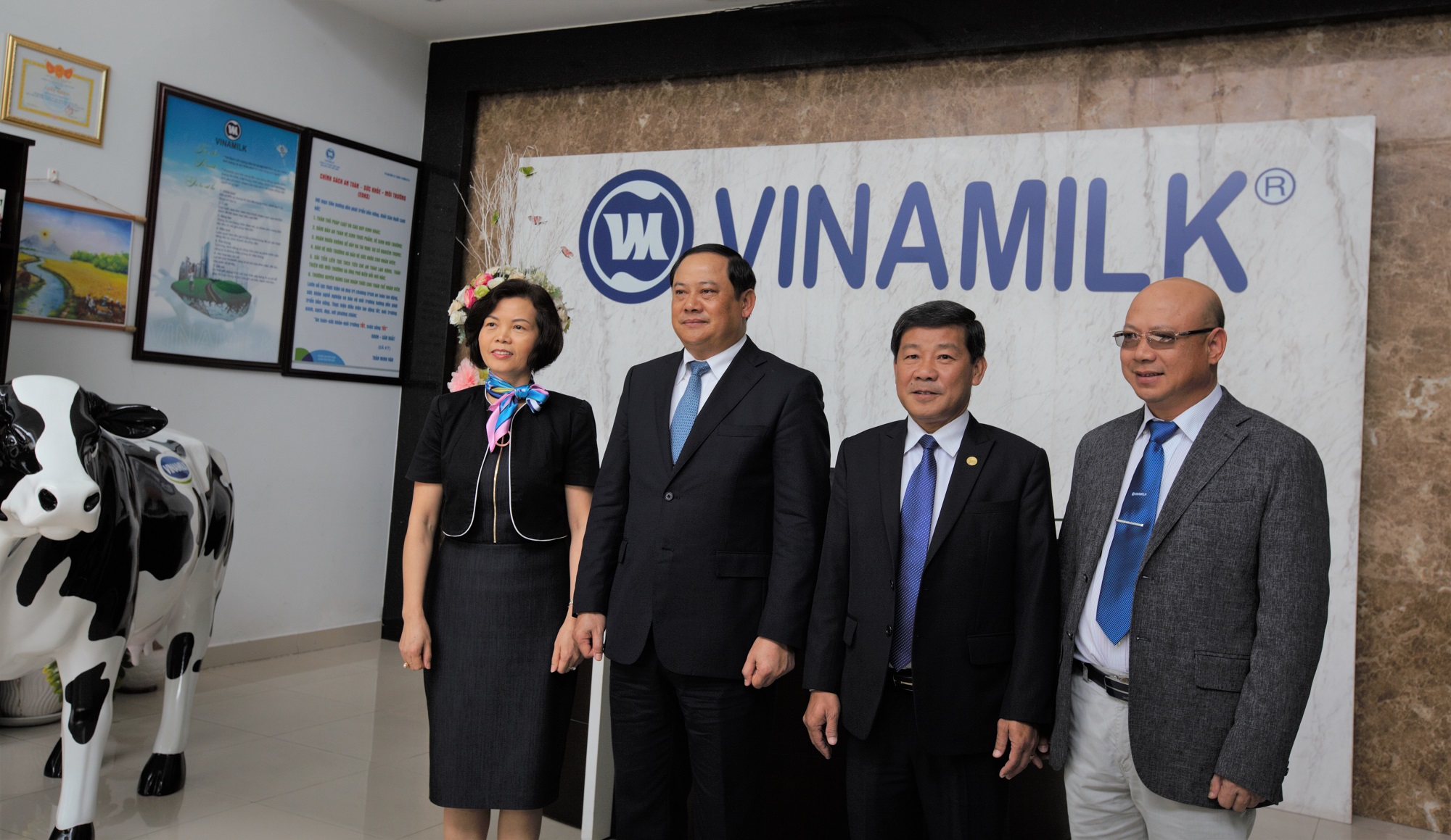 Phó Thủ tướng nước Cộng hòa Dân chủ Nhân dân Lào Sonexay Siphandone, lãnh đạo tỉnh Bình Dương và lãnh đạo Vinamilk chụp hình lưu niệm tại Nhà máy Sữa Việt Nam