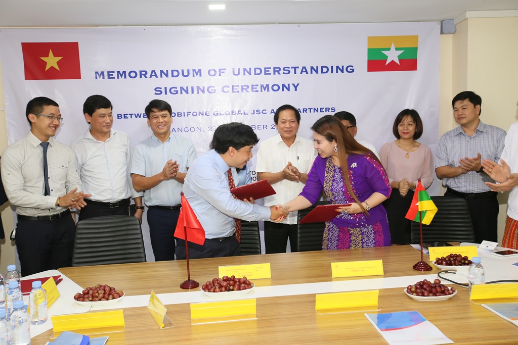 Bộ trưởng Trương Minh Tuấn dự lễ ký kết hợp tác giữa MobifoneG với các đối tác Myanmar