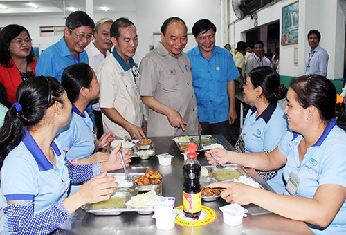 Chùm ảnh Thủ tướng Nguyễn Xuân Phúc dùng suất cơm ca chiều với công nhân Đồng Nai