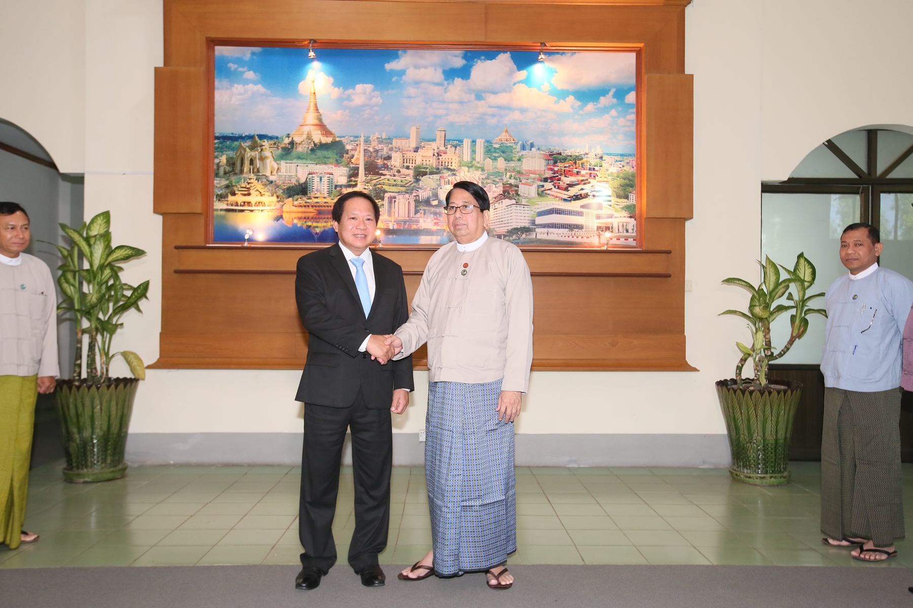 Bộ trưởng Trương Minh Tuấn và Bộ trưởng Pe Myint tại trụ sở Bộ Thông tin Myanmar