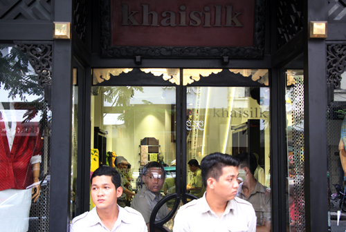 Quản lý thị trường TP HCM kiểm tra bên trong cửa hàng Khaisilk 101 Đồng Khởi. Ảnh: Duy Trần.