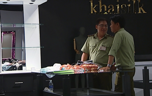 Lực lượng chức năng tháo từng sản phẩm trưng bày, cũng như kho hàng của Khaisilk.