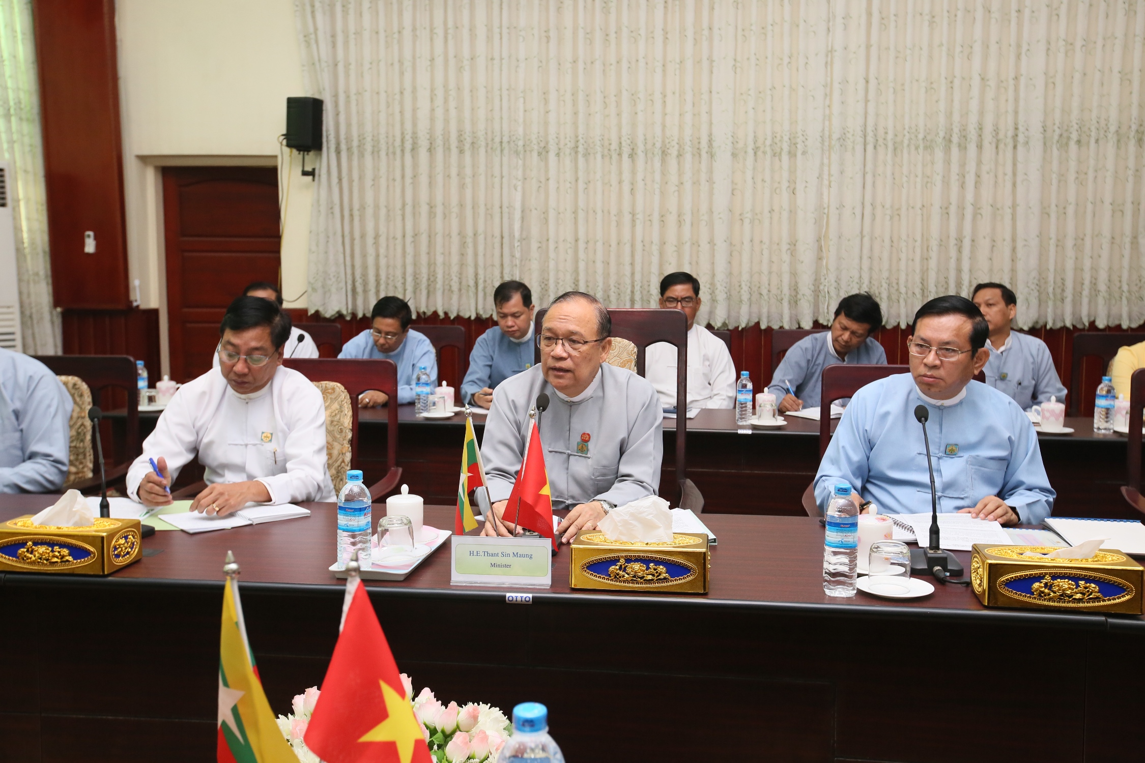 Bộ trưởng Bộ Giao thông và Truyền thông Myanmar Thant Sin Maung cùng các lãnh đạo cấp Cục, Vụ thuộc Bộ