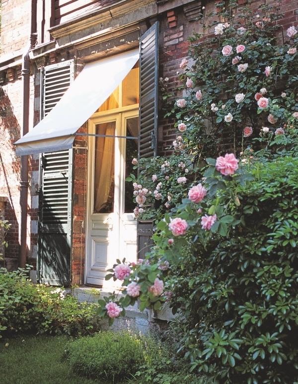 Và ở Paris hoa lệ, sẽ thật là thiếu sót nếu không nhắc đến những khu vườn với những bông hồng kiêu sa