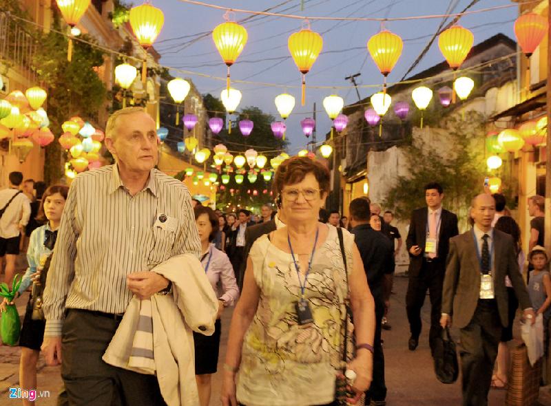 Các đại biểu thích thú đi bộ trên phố cổ lung linh đèn lồng truyền thống. 