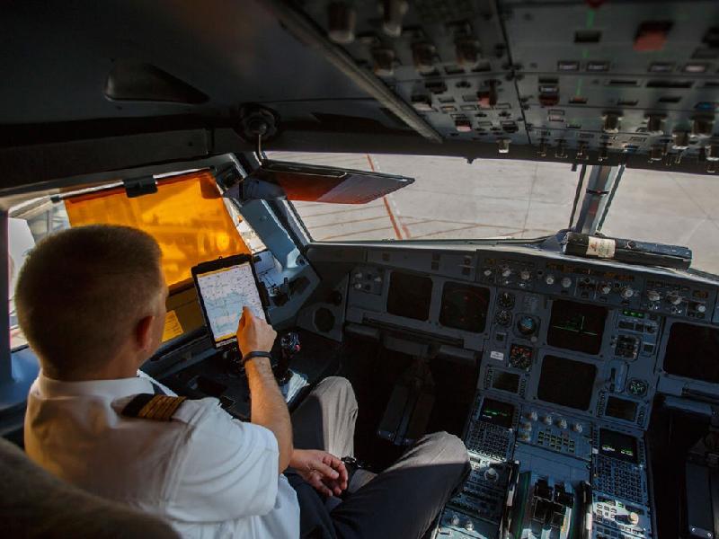 Chuyến bay không người lái: Ngành hàng không đang hướng đến việc thay thế hoàn toàn phi công bằng hệ thống lái tự động. Mới đây, chiếc taxi bay không người lái đầu tiên được thử nghiệm thành công ở Dubai. Boeing mua Aurora Flight Sciences, công ty chuyên về máy bay tự động. Theo thông tin của UBS, một hãng hàng không có thể tiết kiệm tới 30 tỷ USD mỗi năm nếu sử dụng công nghệ tự động hóa. Tuy nhiên, có nhiều quan ngại xung quanh vấn đề an toàn của các chuyến bay.