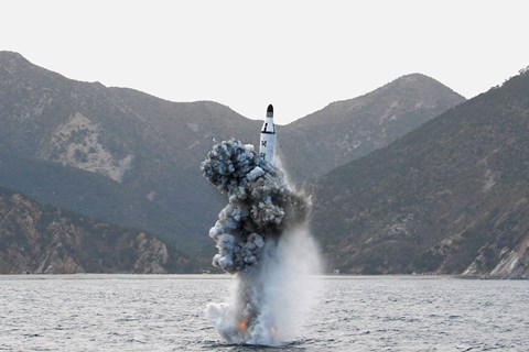Một tên lửa của Triều Tiên được phóng đi từ tàu ngầm trong một cuộc thử nghiệm.