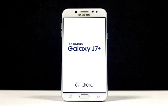 Thuộc dòng sản phẩm Galaxy J7 2017 nên không ngạc nhiên khi Galaxy J7 Plus có thiết kế giống hệ phiên bản Galaxy J7 Pro mới ra mắt gần đây. Đó là thiết kế kim loại nguyên khối sang trọng và cứng cáp, mặt trước đặt trưng với phím cứng Home tích hợp cảm biến vân tay. 