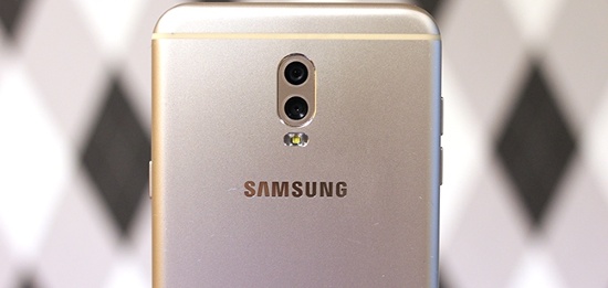 Như vậy đầy là chiếc smartphone thứ hai của Samsung được trang bị camera kép (sau Galaxy Note 8). Trong đó camera chính có độ phân giải 13 megapixel khẩu độ f/1.7, kết hợp với camera thứ hai 5 megapixel khẩu độ f/1.9 và được hỗ trợ bởi đèn flash LED nơi. 