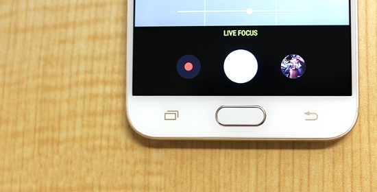 Thêm một sự ưu ái đặc biệt mà Samsung dành cho Galaxy J7 Plus chính là chế độ chụp Live Focus giống như trên Galaxy Note 8. Nó cho phép người dùng tùy chỉnh độ mờ của nền của ảnh trước và sau khi chụp.