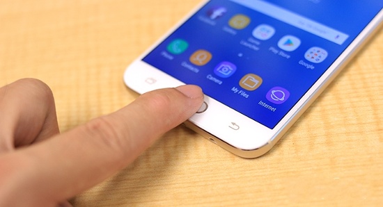 Chức năng bảo mật vân tay trên Galaxy J7 Plus là dạng cảm biến một chạm, nên người dùng có thể mở khóa thiết bị mà không cần phải bật màn hình của thiết bị lên. 
