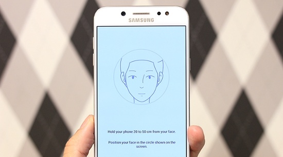 Nếu bảo mật vân tay vẫn chưa đủ, Samsung còn cung cấp cho người dùng một chức năng bảo mật khác đó là nhận diện khuôn mặt, tương tự như cách mà Galaxy S8 hoặc Note 8 đang làm.  