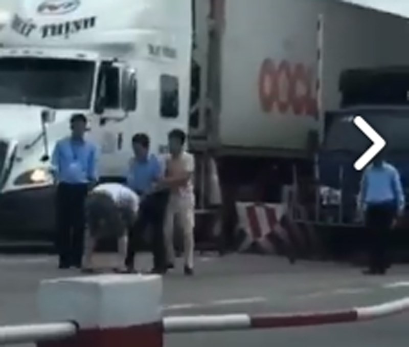 Người dân quay lại cảnh tài xế bị đánh được cho là vì đã trả tiền lẻ khi qua trạm BOT (ảnh cắt từ clip).