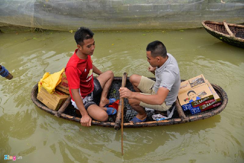 Không được may mắn như nơi khác, hiện xã Nam Phương Tiến, một phần xã Tân Tiến vẫn còn chìm trong biển nước. Người dân vẫn phải sử dụng thuyền để đi lại gần một tuần qua.