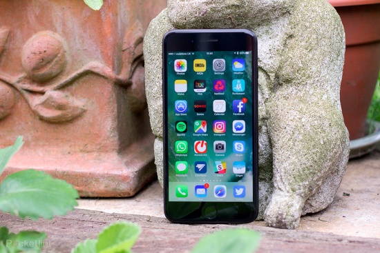 iPhone 7/7 Plus: Bất kể việc Apple đã tung ra bộ đôi iPhone 8 và 8 Plus thì bộ đôi iPhone 7 và 7 Plus vẫn đang rất được người dùng Việt quan tâm.