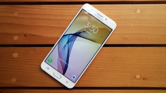 Samsung Galaxy J7 Prime (5,49 triệu): Samsung tiếp tục chiếm ưu thế trong danh sách với thành viên thứ 4, tuy nhiên J7 Prime là thiết bị tầm trung. Smartphone này của Samsung liên tục dẫn đầu danh sách những thiết bị bán chạy nhất tại các hệ thống bán hàng.