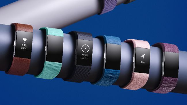Fitbit Charge 2 ( giá khoảng 3,1 triệu đồng):  được đánh giá là vòng theo dõi sức khoẻ tốt nhất mà Fitbit sản xuất. Với thiết kế khá đẹp, đa năng, Charge 2 có thể đếm bước chân, theo dõi giấc ngủ, đánh thức bạn dậy mà không làm phiền người nằm cạnh, bạn chạy bộ với nó, đạp xe với nó, tập gym, nâng tạ…, tóm lại là nó có thể đáp ứng được tất cả nhu cầu của một người chơi thể thao nghiệp dư. Mặc dù ứng dụng Fitbit vẫn dễ sử dụng, nhưng Charge 2 điều hướng hơi khó khăn, đòi hỏi nhiều lần nhấp chuột hoặc nhấn mạnh hơn lên màn hình cảm ứng để thay đổi hành động. Charge 2 cũng không có khả năng chống thấm nước, nhưng với một màn hình đo tỷ lệ nhịp tim và định vị GPS cùng nhiều tính năng khác đi kèm nếu bạn kết nối với smartphone.