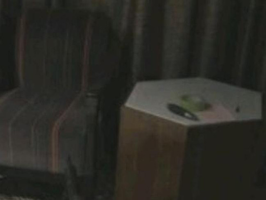 Tờ giấy, cuộn băng keo và cây viết được tìm thấy bên trong phòng khách sạn. Ảnh: NEWS.COM.AU