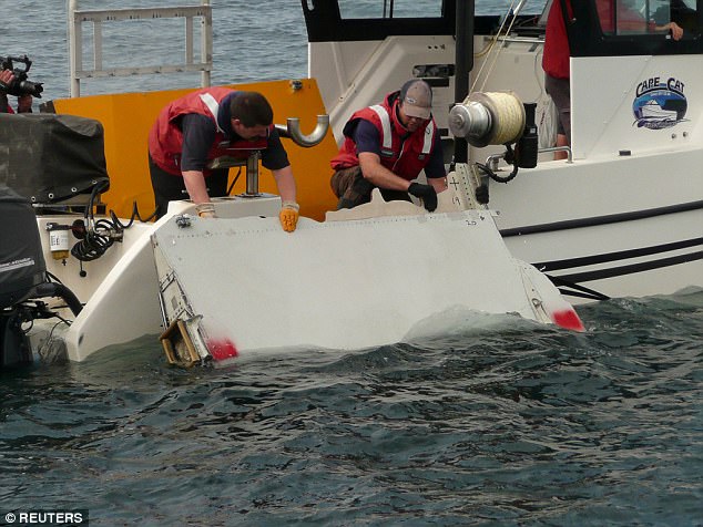 3 mảnh vỡ được cho là của MH370 trôi dạt vào hòn đảo gần châu Phi, ở Ấn Độ Dương.