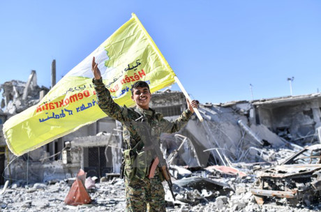 Lực lượng dân chủ Syria (SDF) do Mỹ hậu thuẫn sau khi giải phóng hoàn toàn thành phố Raqqa từ IS. (Nguồn: AFP/TTXVN)