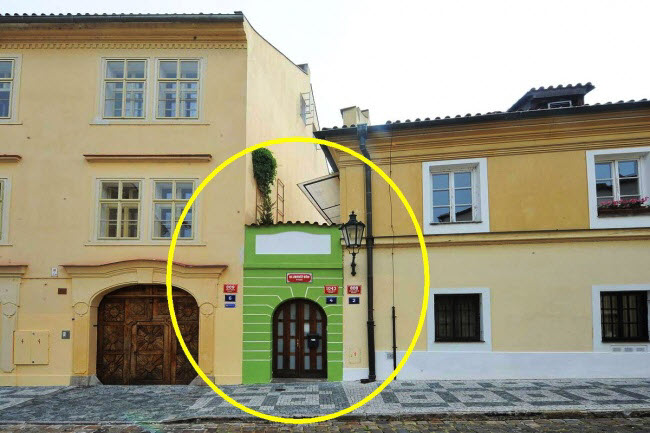 Nhà nhỏ nhất ở Cộng hòa Czech: Một trong những ngôi nhà nhỏ nhất ở Cộng hòa Czech nằm tại thành phố Prague, với mặt tiền chỉ rộng 2,25 m. Nó được xây dựng giữa hai ngôi nhà lớn vào từ giữa thế kỷ thứ 19 và từng là một xưởng nghệ thuật cũng như quán bar.