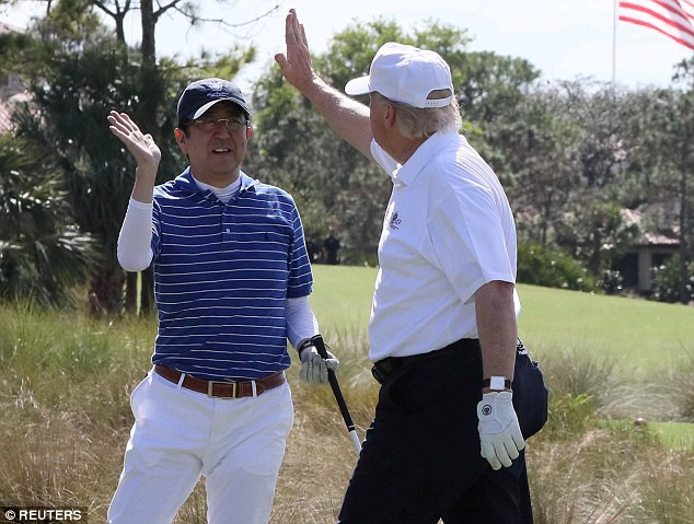 Tổng thống Mỹ Donald Trump chơi golf cùng Thủ tướng Nhật Bản Shinzo Abe tại khu nghỉ dưỡng Mar-a-Lago, Florida, Mỹ, hồi tháng 2. Ảnh: