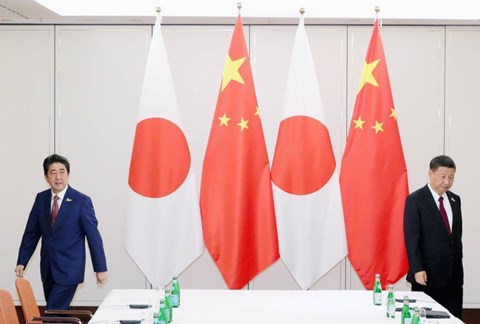 Thủ tướng Nhật Bản Shinzo Abe (bên trái) và nhà lãnh đạo Trung Quốc Tập Cận Bình gặp mặt họp bàn bên lề hội nghị thượng đỉnh G20 diễn ra tại Đức hồi tháng Bảy. 
