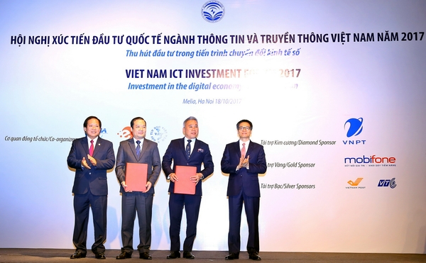 Dưới sự chứng kiến của Phó Thủ tướng Chính phủ Vũ Đức Đam, Bộ trưởng Bộ Thông tin và Truyền thông Trương Minh Tuấn, ông Phạm Đức Long (thứ hai từ trái sang), Tổng giám đốc VNPT và Ông Eric Yeo Chee Wai, Tổng giám đốc IBM Việt Nam đã trao biên bản ghi nhớ hợp tác giữa hai đơn vị.