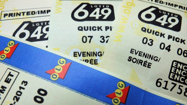 Cặp vợ chồng mua vé số Lotto 649 và trúng 5 triệu USD. (Nguồn: CTV News)