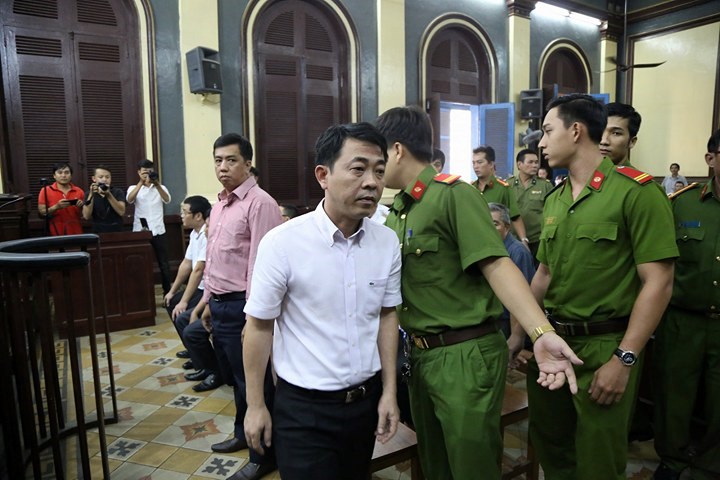 HĐXX đã tiến hành đọc lệnh bắt tạm giam đối với hai bị cáo Nguyễn Minh Hùng và Võ Mạnh Cường. Ảnh: Hoàng Giang