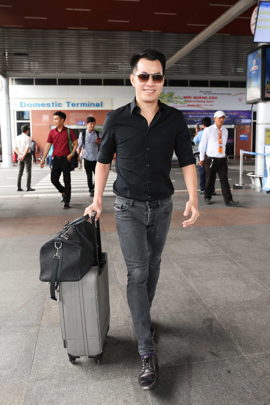 Vẫn phong cách thanh lịch như mọi ngày, anh chọn áo sơmi đen quần jeans nhưng vẫn vô cùng nổi bật ở sân bay.