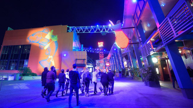 Du khách cũng có thể tham quan tổ hợp giải trí và ẩm thực CityWalk trong khu nghỉ dưỡng Universal Orlando. Lượng khách ở đây thường giảm vào tháng 12.