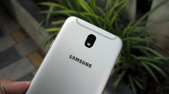 Camera: Chụp hình chính là điểm nổi bật trên hai thiết bị. Trong khi Samsung mang khẩu độ của ống kính trên camera của Galaxy S7 lên Galaxy J7 Pro với camera chính 13 MP khẩu độ f/1.7 giúp thu sáng tốt và chụp trong điều kiện ánh sáng sẽ mang lại lợi thế lớn. 