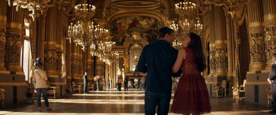 Hai vợ chồng Grey đã cùng nhau sánh bước trong cung điện với những ngọn đèn chùm sáng rực rỡ, những bức tranh tuyệt mỹ và những cây cột dát vàng lộng lẫy.