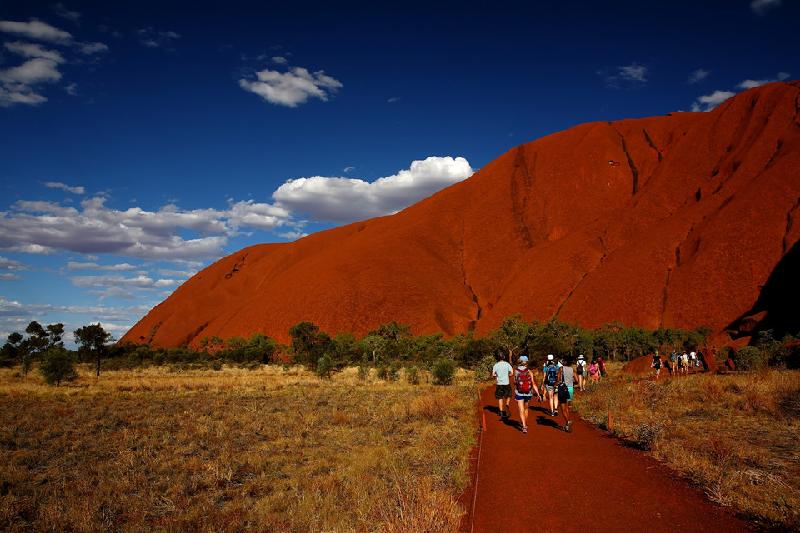Du khách lên đường khám phá Uluru. Hôm 1/11, nhà chức trách Australia thông báo sẽ cấm hoạt động leo núi tại Uluru từ tháng 10/2019. Quyết định được thông qua sau thời gian dài tranh cãi giữa người Anangu bản địa và các thành viên khác thuộc ban quản lý Công viên quốc gia Uluru-Kata Tjuta. Ảnh: Getty.