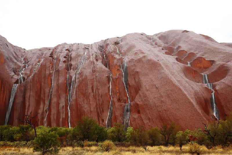 Mạch nước lộ thiên tạo ra các con suối tại Uluru. Trong văn hóa của người bản địa Anangu, núi Uluru là một địa điểm linh thiêng. Việc du khách leo trèo lên trên ngọn núi gây ra cảm giác 