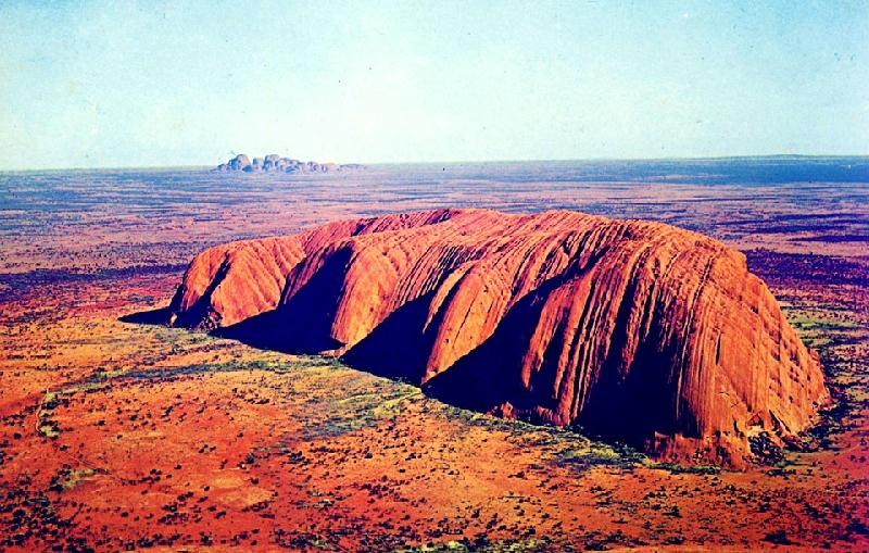 Núi cát Uluru nhìn từ trên không. Ảnh: Getty.