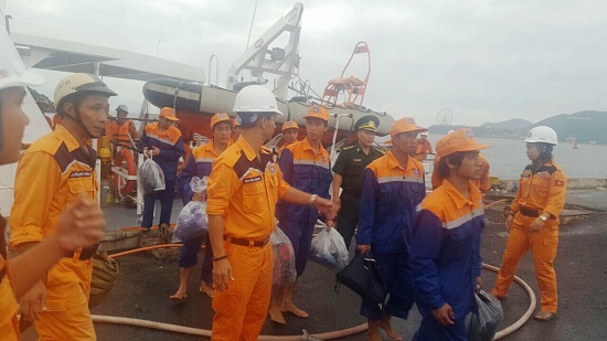 Sau hơn 10 giờ vật lộn với sóng gió, 13 ngư dân gặp nạn trên tàu BĐ 98079-TS đã về tới đất liền.