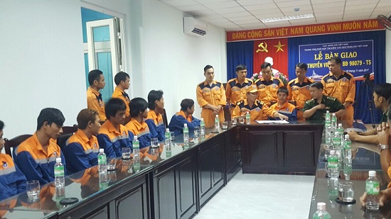 Sau khi về tới Nha Trang, đơn vị cứu nạn đã làm lễ bàn giao ngư dân cho chính quyền địa phương.