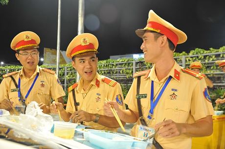Bữa cơm vội của những chiến sĩ CSGT APEC