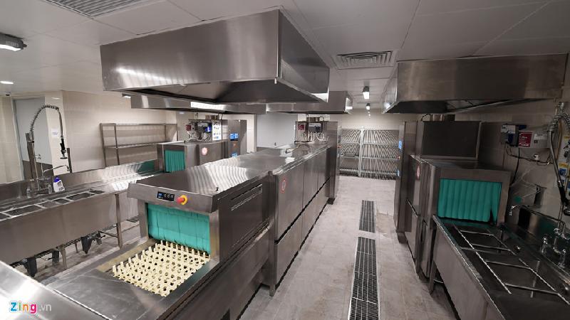 Tầng hầm của khách sạn là khu bếp với 6 khu vực khác nhau, nếu hoạt động hết công suất cần tới 500 nhân viên.