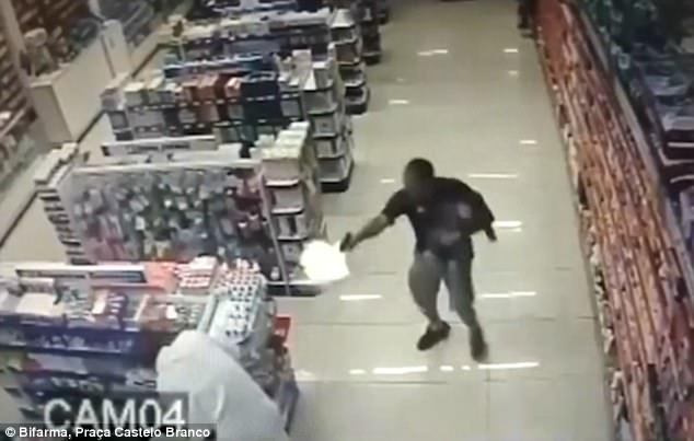 Souza bế con và bắn chết nghi phạm cướp cửa hàng