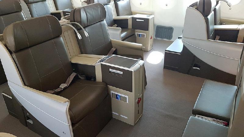Phía sau máy bay là phòng chứa 18 ghế hạng thương gia có thể thoải mái duỗi chân và đồ dùng riêng, đề phòng trường hợp máy bay bất chợt có thêm khách.