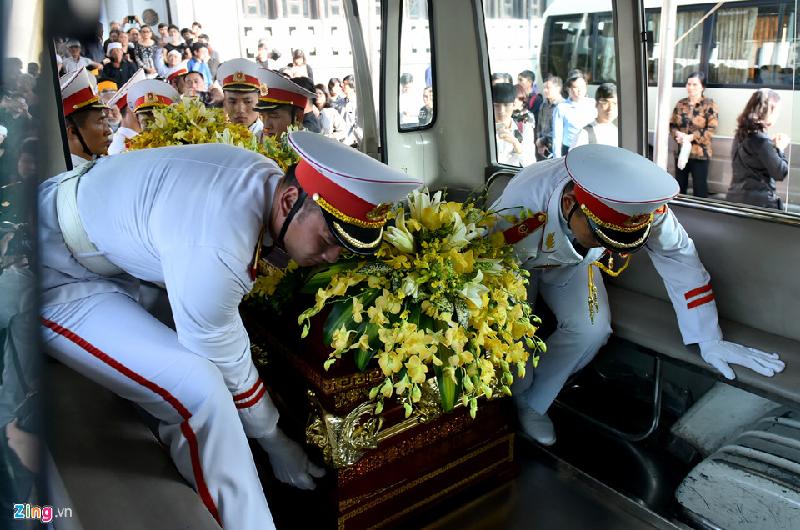 Đoàn nghi lễ quân đội dời linh cữu lên xe tang đưa về nơi an táng.