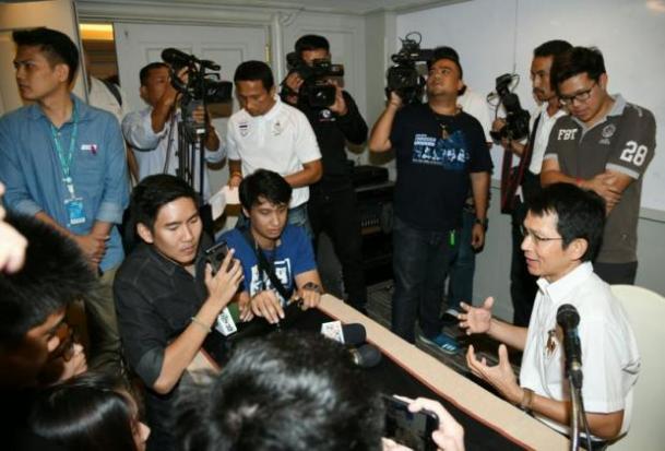 Chủ tịch CLB Sisaket Thanet Kruerat trao đổi tại buổi họp báo. Ảnh: Bangkok Post