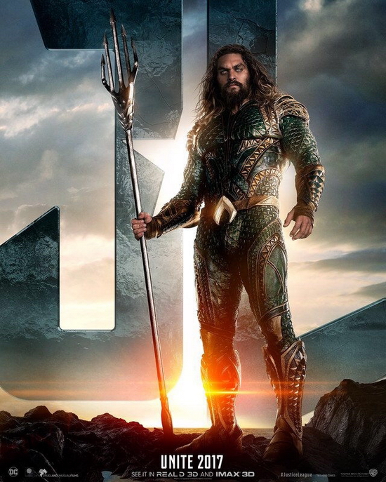 Jason Momoa trong vai Aquaman:  Anh chàng diễn viên xứ Hawaii vốn gây ấn tượng với khán giả bởi vẻ ngoài nam tính mạnh mẽ, thân hình như tượng tạc và mái tóc đen dài. Sự nghiệp của Jason Momoa bắt đầu khởi sắc khi anh xuất hiện trong loạt series đình đám Game of Thrones với vai diễn thủ lĩnh bộ tộc Dothraki – Khal Drogo.
