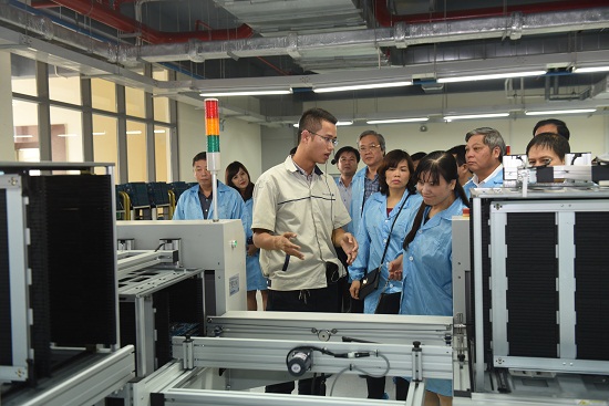 Đoàn cán bộ lớp Quốc phòng An ninh K68 (Học viện Quốc Phòng) ghé thăm dây chuyền sản xuất thiết bị tại nhà máy số 2 của Công ty VNPT Technology