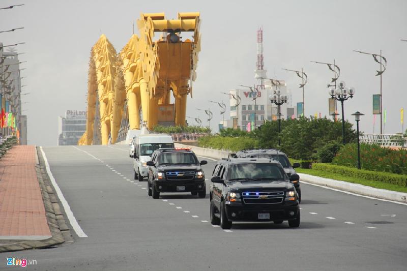 Sau khi đón Tổng thống Trump tại sân bay quốc tế Đà Nẵng, đoàn xe hộ tống đã tiến về phía cầu Rồng.