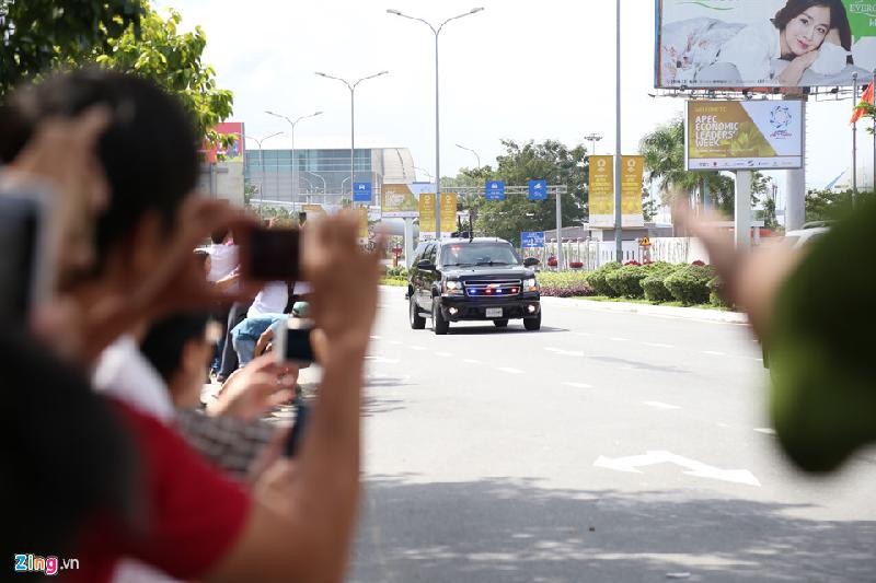 Người dân Đà Nẵng háo hức chào đón đoàn xe hộ tống của tổng thống Mỹ.