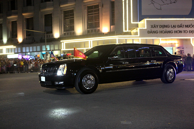 Tối qua (11/11), đoàn xe của Tổng thống Mỹ Donald Trump xuất hiện trên phố Tràng Tiền (quận Hoàn Kiếm, Hà Nội) trong sự háo hức của người dân Thủ đô